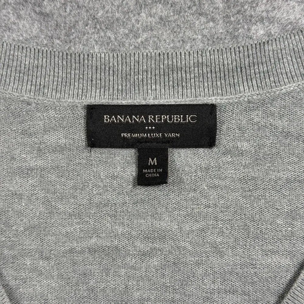 Banana Republic Premium Luxe Yarn Sweater Mens M Gray V-Neck Soft Cashmere Blend